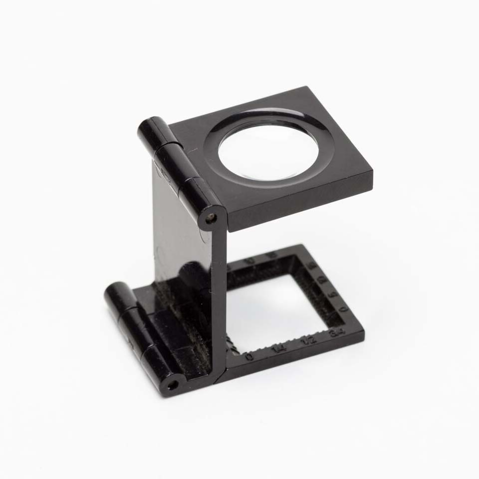 Folding magnifying glass 8x (with stand)